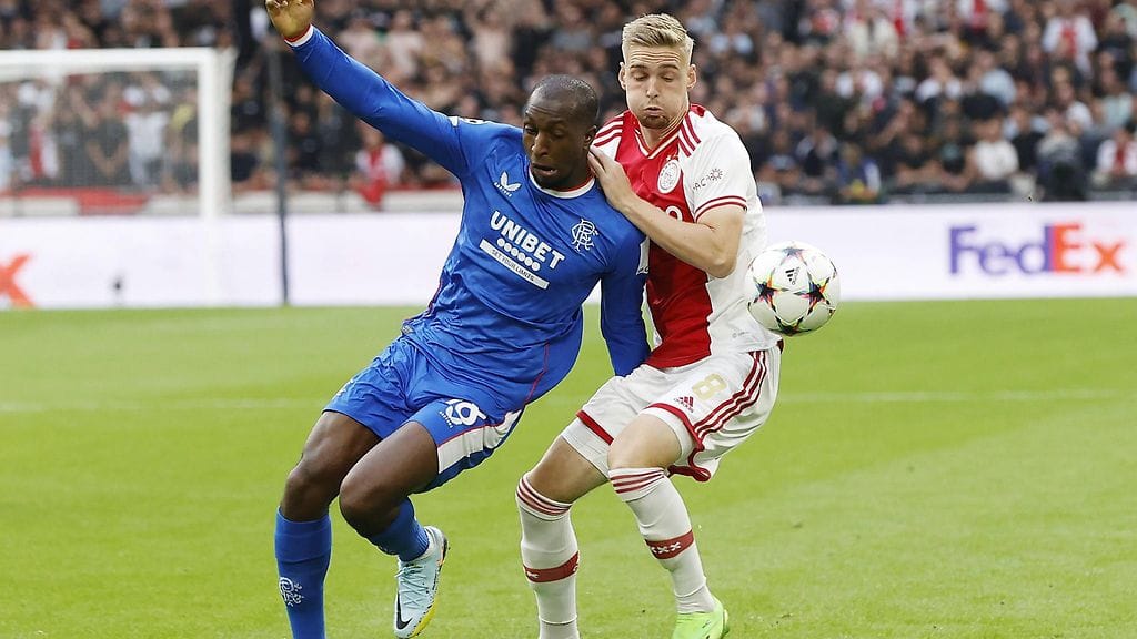 Glen Kamaran (vas.) edustama Rangers on ollut pesukoneessa Ajaxia vastaan.