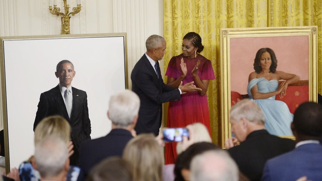 Valkoisessa talossa tänään julkistetut muotokuvat liitetään kokoelmaan, jossa on aiemmat presidentit puolisoineen.