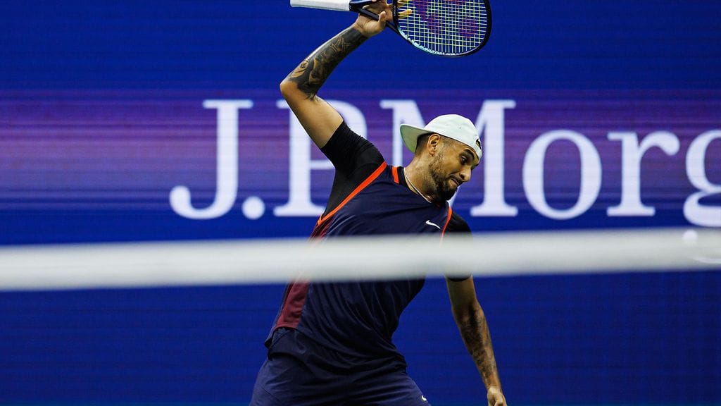 Peliväline sai kyytiä.