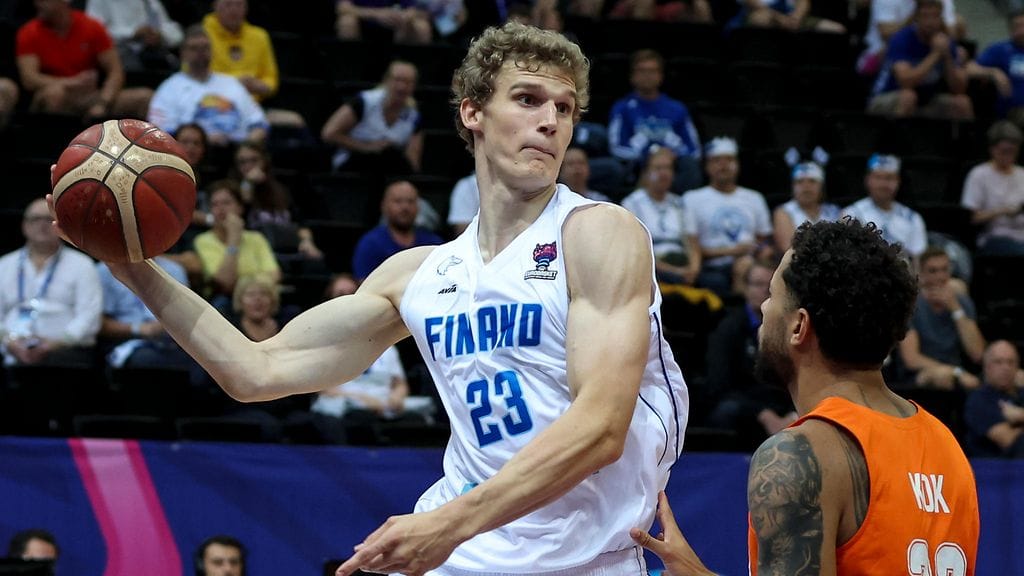 Lauri Markkanen pussitti 14 pistettä avauspuoliajalla.