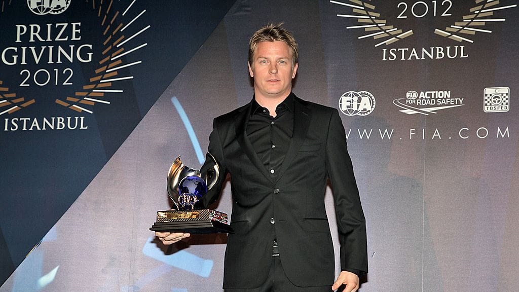 Kimi Räikkönen vastaanotti palkinnon F1-sarjan kolmossijasta.