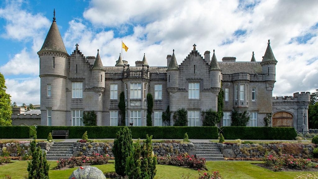 Balmoralin linnan mailla voi nähdä erityisiä muistomerkkejä