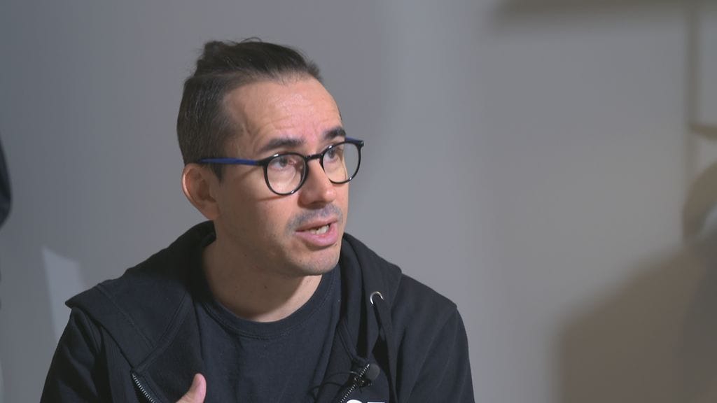 Miguel Reyes toimii tiimipäällikkönä Mieli ry:n Sekasin-chatissa.