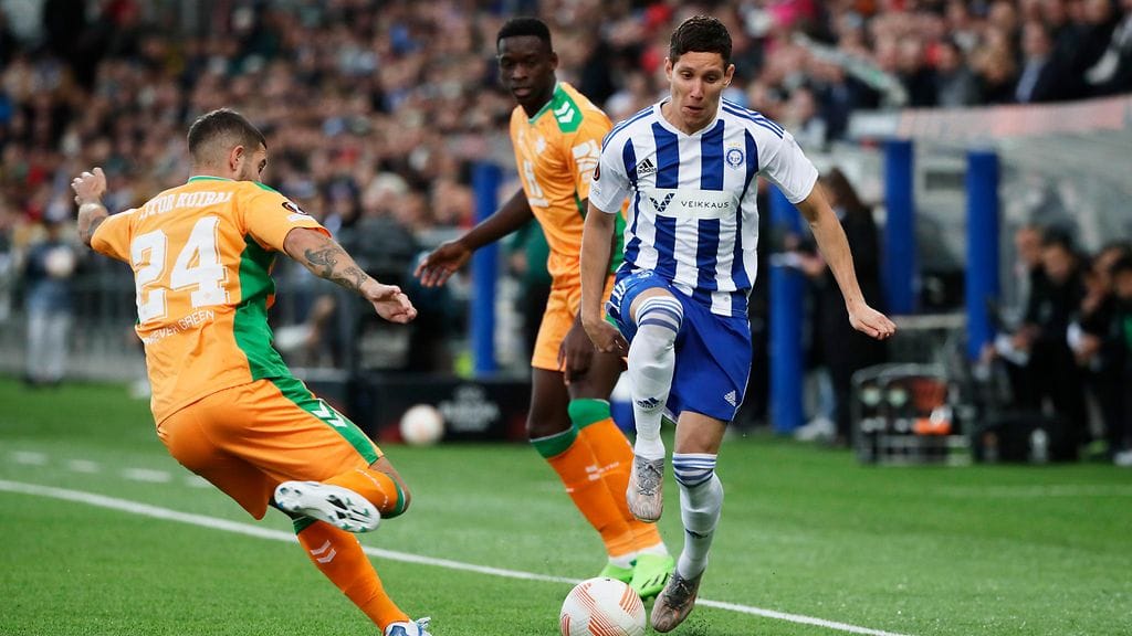 HJK:n David Browne haastoi pirteästi Betisin puolustusta vasemmalla laidalla.