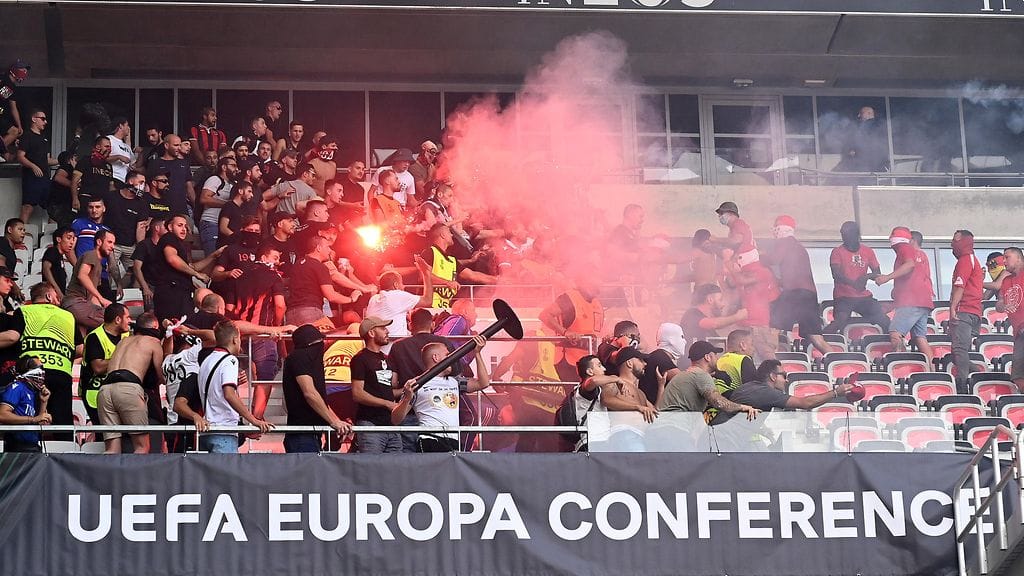 Yhtä kannattajaa puukotettiin kahakassa.