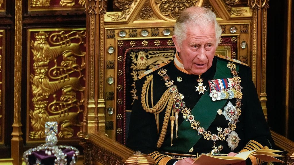 Mestattu kuningas ja "Hilpeä monarkki" – kuningas Charles III valitsi hallitsijanimensä historian painolastista huolimatta.