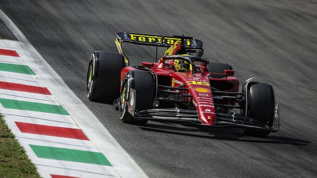 Charles Leclerc (kuvassa) piti erikoisväritteisellä Ferrarillaan parasta vauhtia Italian GP:n ensimmäisissä vapaissa harjoituksissa.