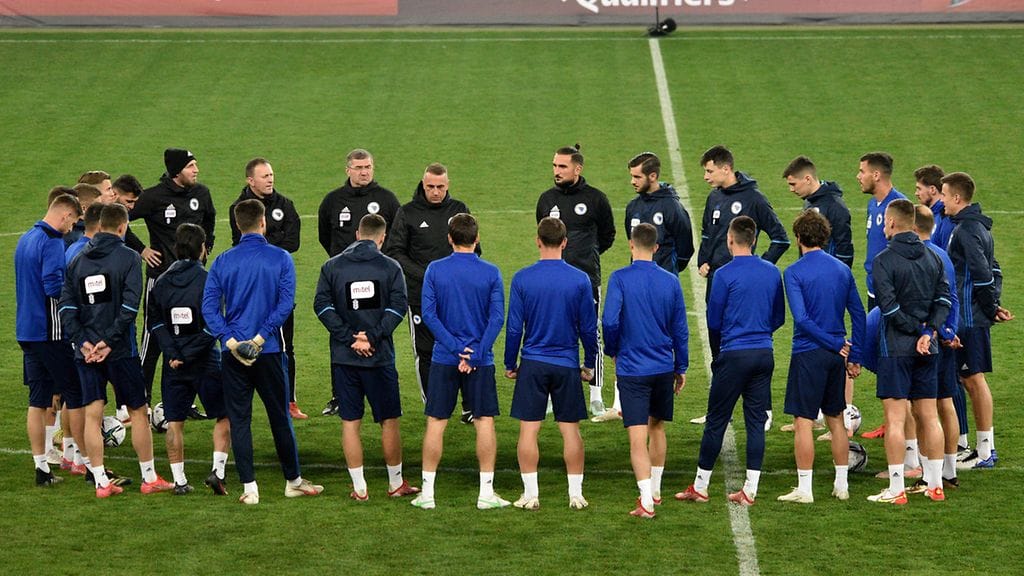 Bosnia ja Hertsegovinan jalkapallomaajoukkue valmistautumassa MM-karsintaotteluun Ukrainaa vastaan Lvivissä lokakuussa 2021. Reilu vuosi tästä marraskuussa 2022 Bosnia ja Hertsegovina on pelaamassa Venäjää vastaan.