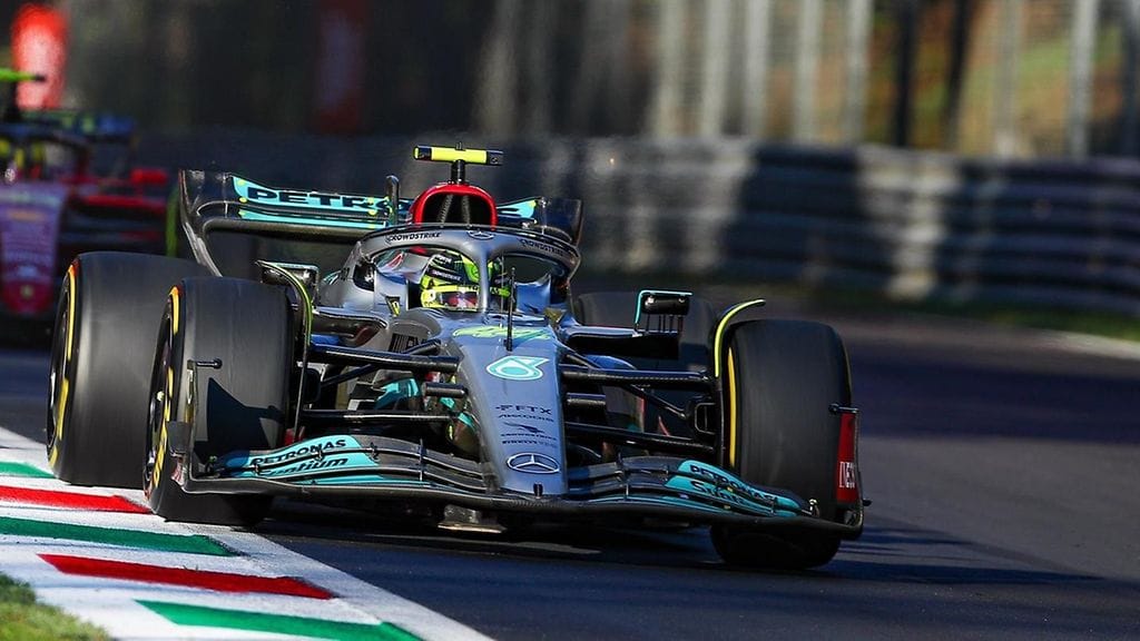 Lewis Hamiltonin autoa koristaa loppuviikonlopun ajan musta ajonumero.