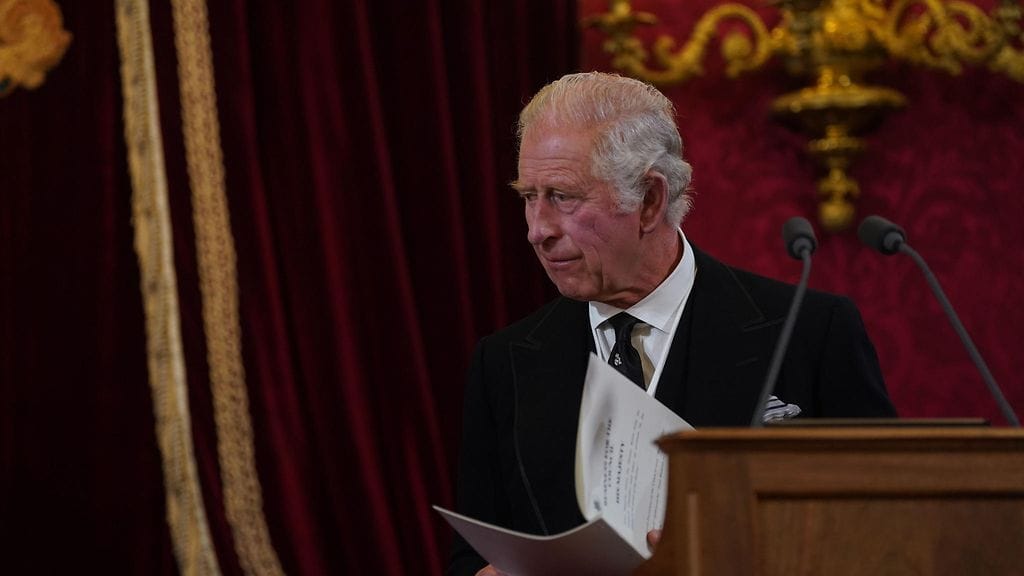 – Äitini antoi esimerkin elämän mittaisesta rakkaudesta ja epäitsekkäästä palveluksesta perheellemme, Charles lausui puheessaan.