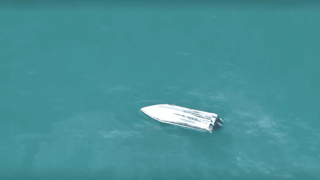 Rannikkovartiosto käänsi veneen ympäri ja hinasi sen rantaan iltapäivällä. Ruumiit löytyivät veneen hytistä.