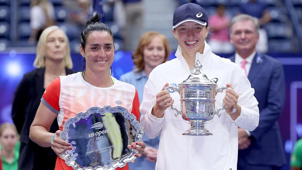 Iga Swiatek (oik.) löi Ons Jabeurin US Openin finaalissa.