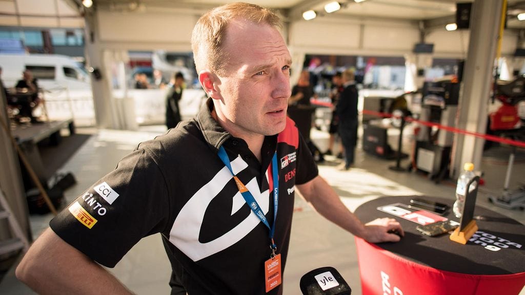 Jari-Matti Latvala on tallipäällikköuransa kovimmassa paikassa.