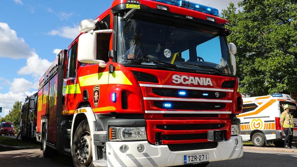 Ilmoitus tulipalosta tuli illalla seitsemän aikaan. Jälkisammutus- ja raivaustöiden arvioitiin jatkuvan maanantaiaamuun asti.