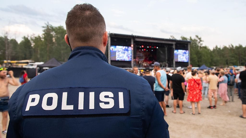 Pohjanmaan poliisin tietoon on tullut tapauksia, joissa poliisiksi tekeytynyt henikö on kysellyt ikäihmisiltä tilitietoja.