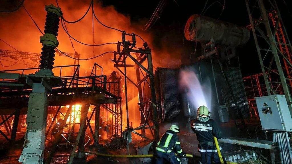 Zelenskyi kirjoitti, ettei sähkökatkojen tarkoituksena ole iskeä niinkään armeijaa vastaan, vaan päämääränä on riistää ihmisiltä valo ja lämpö.