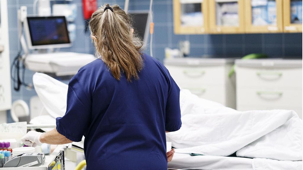 Aiemmin lakiesitys sisälsi muotoilun, jonka mukaan lakkoileva tai irtisanoutuva hoitaja voitaisiin määrätä töihin sakon uhalla.