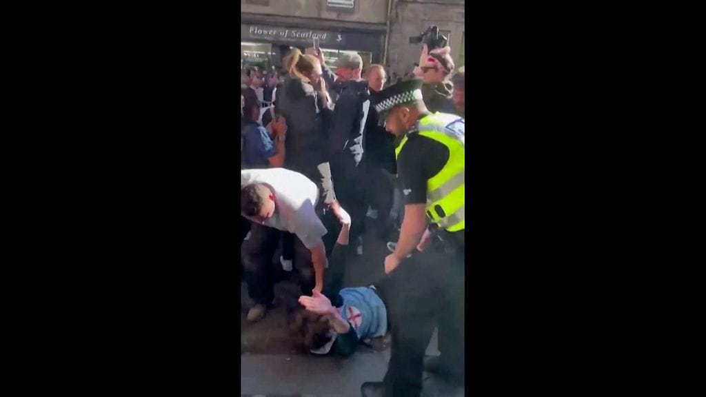 Häiriköivä mies kuningatar Elisabetin arkun kulkueessa.