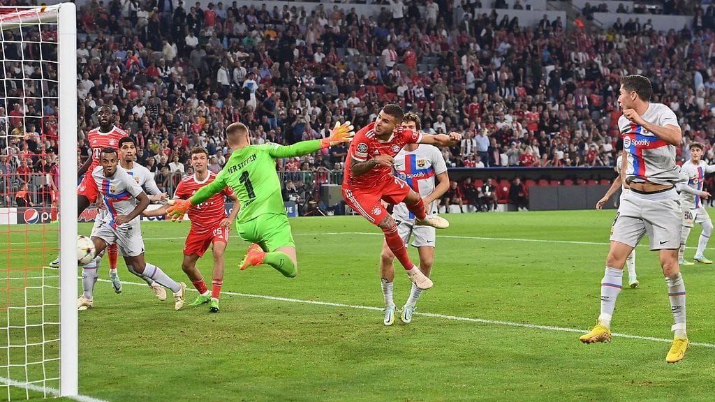 Barcelonan Robert Lewandowski puolusti löysästi, ja Lucas Hernandez puski Bayern Münchenin johtoon.
