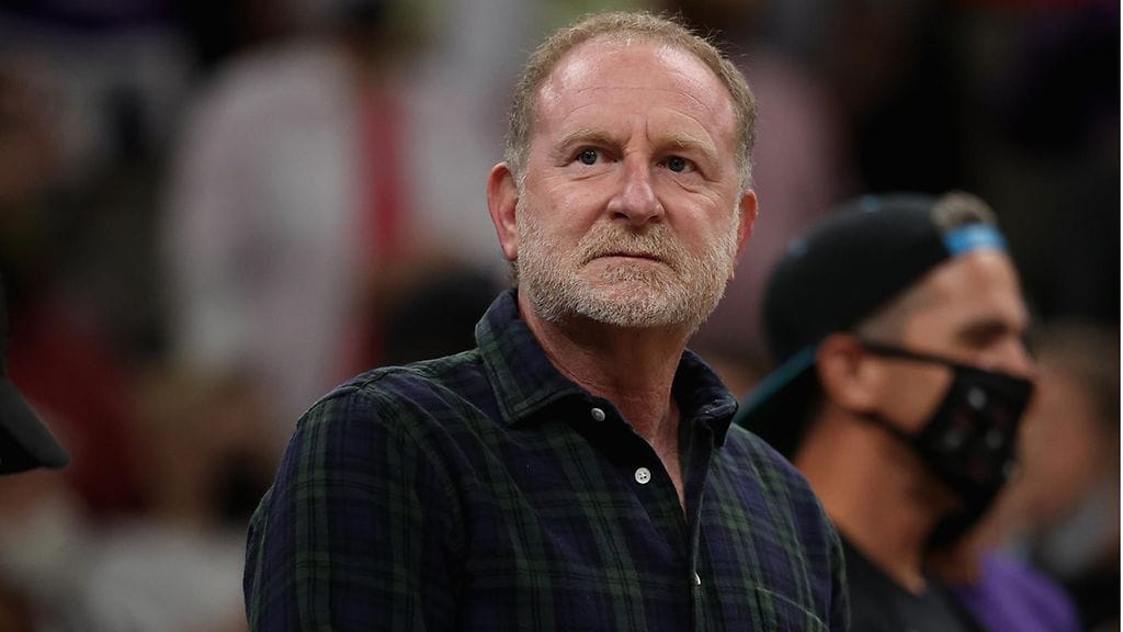 Robert Sarver hyllytettiin vuodeksi Phoenix Sunsin seuratoiminnasta.