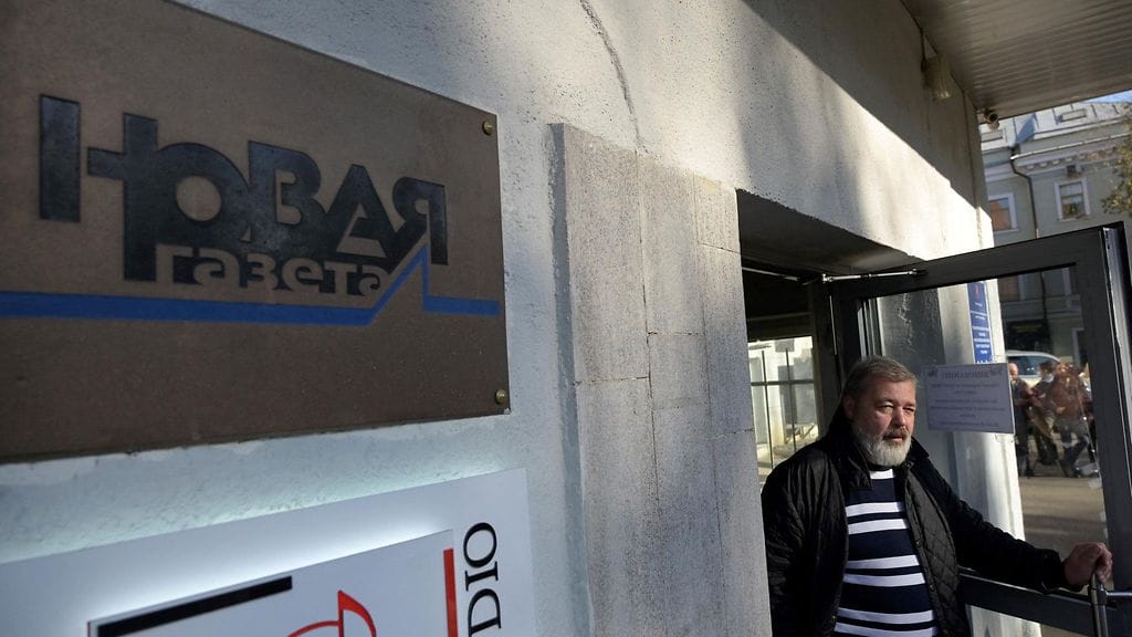 Novaja Gazetan päätoimittaja Dmitri Muratov lehden toimituksen pääovilla Moskovassa lokakuussa 2021.