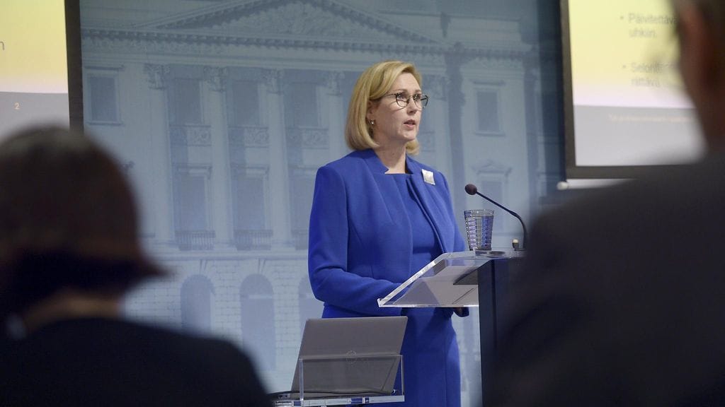 Työministeri Tuula Haatainen huoltovarmuusselonteon mediatilaisuudessa 15. syyskuuta.