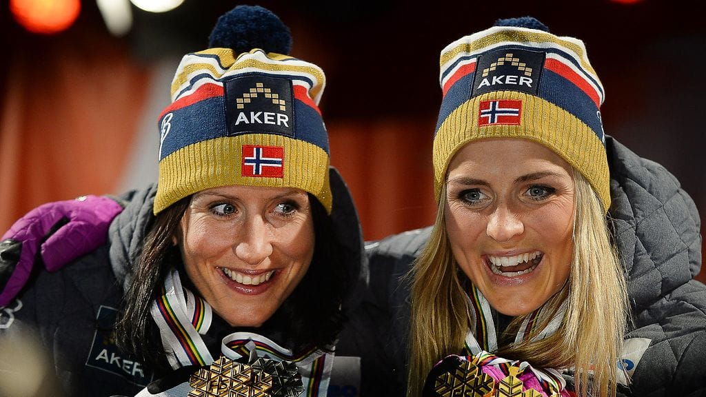 Marit Björgen ja Therese Johaug poseerasivat yhdessä Falunin vuoden 2015 MM-kisojen mitalien kanssa.