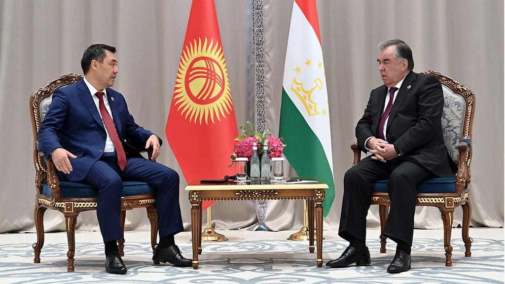 Kirgistanin presidentti Sadyr Japarov ja Tadzhikistanin presidentti Emomalii Rahmon keskustelivat Shanghain yhteistyöjärjestön kokouksessa Uzbekistanissa 16.9.2022.