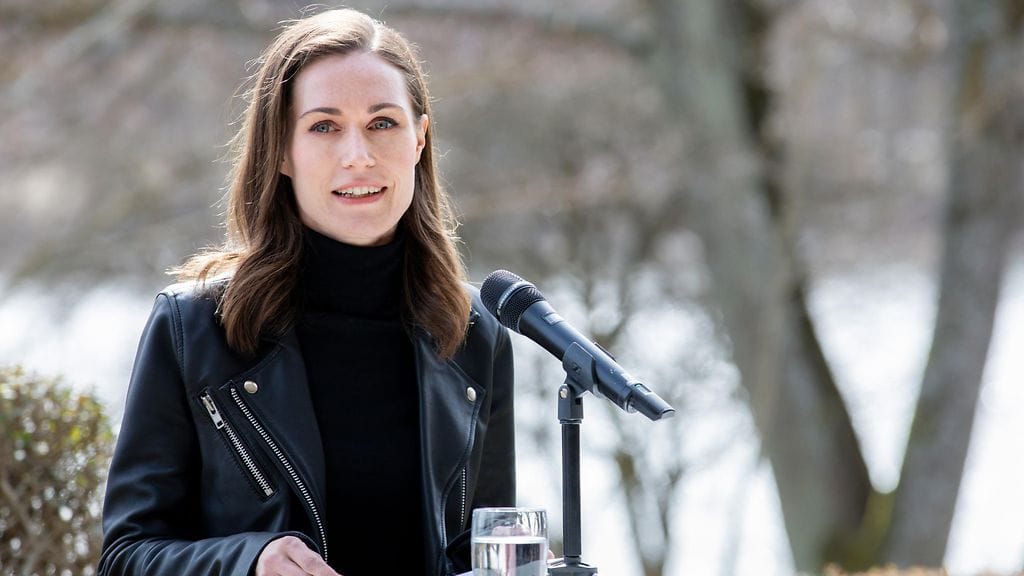 AOP Pääministeri Sanna Marin pukeutui Ruotsin matkallaan paljon huomiota saaneeseen nahkatakkiin.