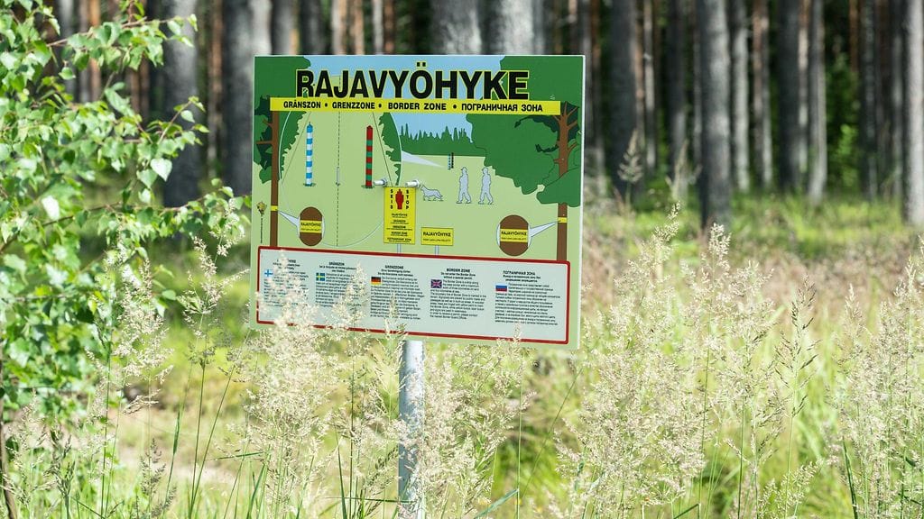 Käännytyslaiksi kutsutulla poikkeuslailla halutaan estää tietyissä tilanteissa ihmisten maahanpääsy Suomeen ilman oikeutta turvapaikanhakuun rajalla ja sen läheisyydessä, elleivät he ole esimerkiksi erityisen haavoittuvassa asemassa.