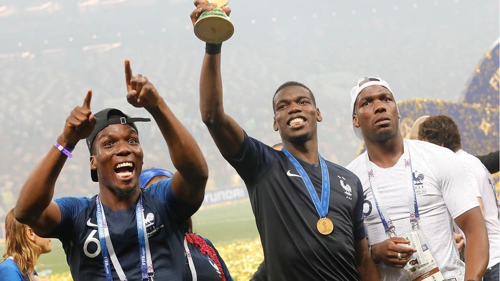 Mathias Pogbaa (vas.) syytetään Paul Pogban (kesk.) kiristysyrityksestä.