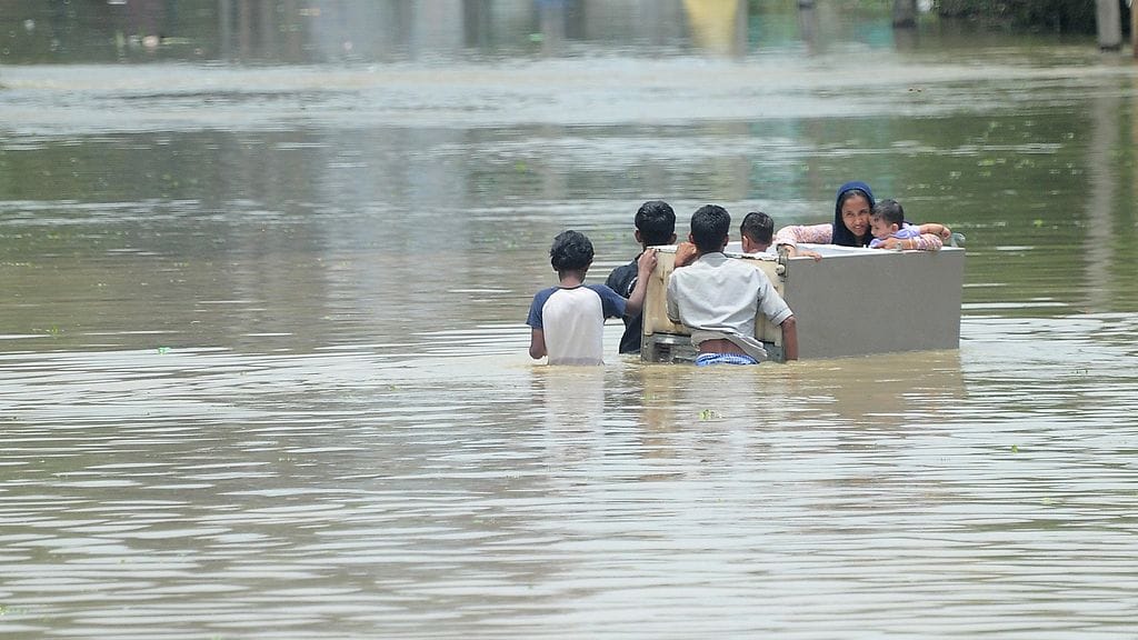 Ihmiset käyttivät jääkaappia kulkuvälineenä Bangaloressa Intiassa.