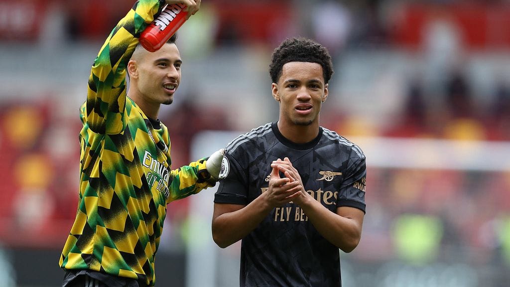 Ethan Nwaneri (oikealla) pääsi kentälle, kun Arsenal kaatoi sunnuntain iltapäiväottelussa Brentfordin 3–0.