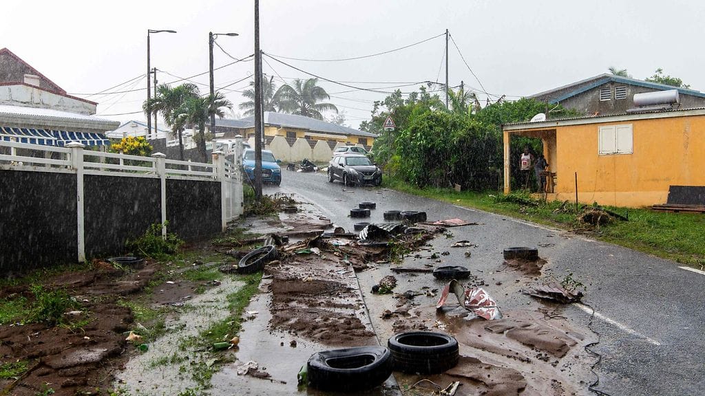 Ihmisiä on kehotettu pysymään kodeissaan ja hakeutumaan suojaan alueilla, missä maanvyörymät ja tulvat ovat yleisiä.