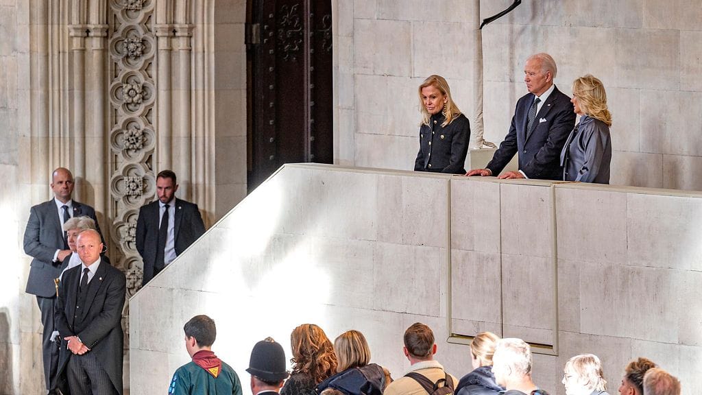 Yhdysvaltain presidentti Joe Biden puolisonsa Jillin kanssa vierailemassa kuningatar Elisabetin arkulla.