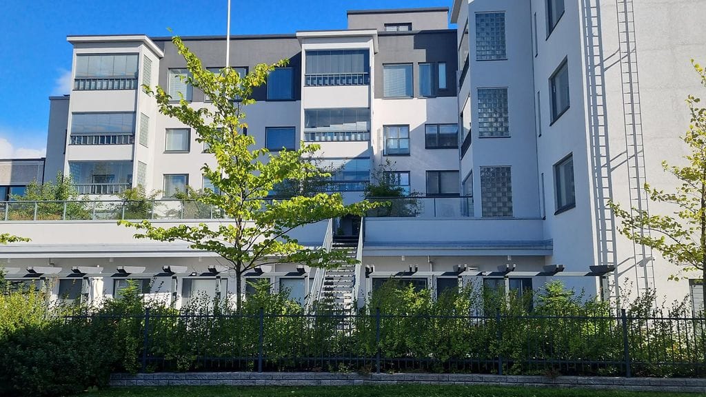 Uhrin katutasossa sijaitsevaan asuntoon tunkeuduttiin pation oven kautta.