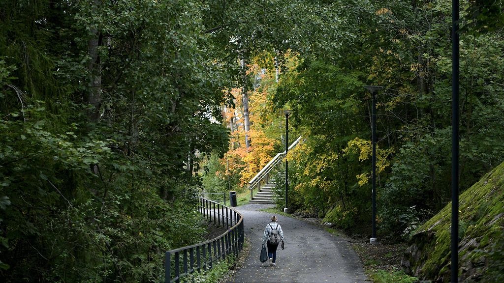 LK 19.9.2022 Jalankulkija ja ruskaa Espoon keskuksessa maanantaina 19.syyskuuta 2022.