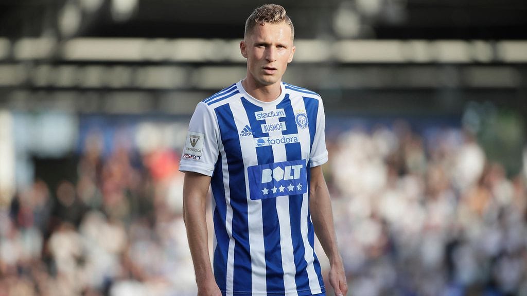 Santeri Hostikka (kuvassa) liittyy Huuhkajien matkaan.