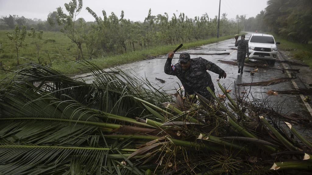 Poliisi katkoi tielle kaatuneita puita Samanassa, Dominikaanisessa tasavallassa maanantaina.