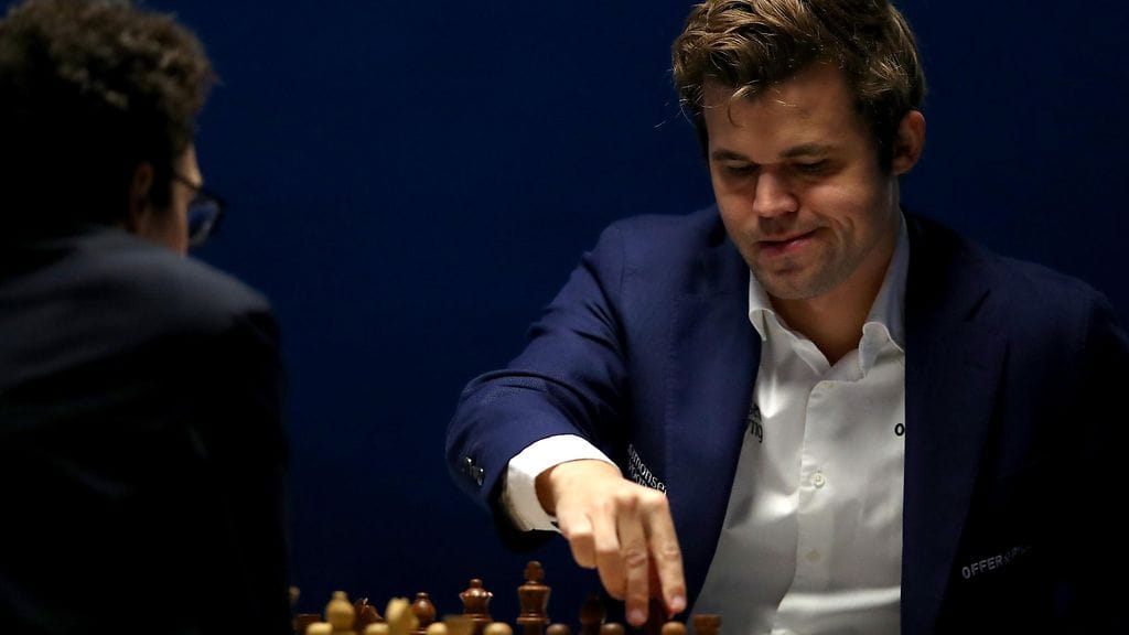 Magnus Carlsen luovutti ensimmäisen siirtonsa jälkeen maanantaina.