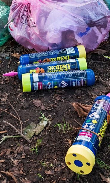 Suurehkoja ilokaasupolloja maassa puistossa Walesissa.