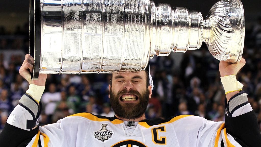 Chara nosti Stanley Cup -pokaalia Bostonin kapteenina kesällä 2011.