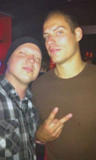 Ryan Getzlaf poseerasi yökerhossa fanien kanssa.