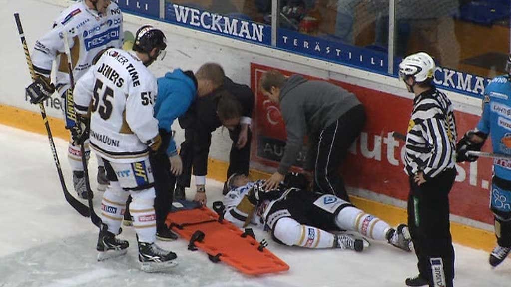 Kärppien Ville Mäntymaa makaa tajuttomana kentällä saatuaan taklauksen päähän.