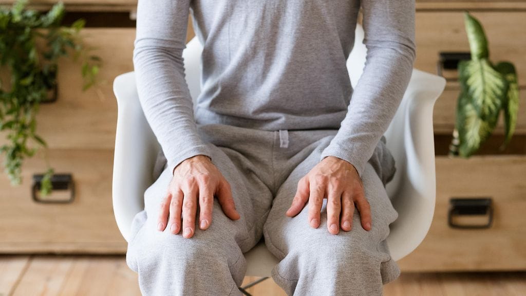 Lääkärin mukaan tämä asento auttaa vilkastuttamaan verenkiertoa aivoihin.