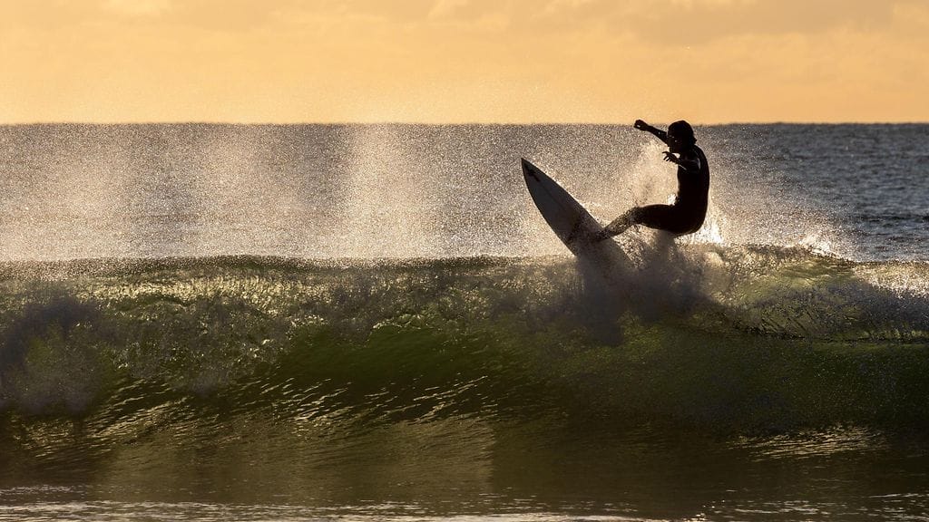 Surffaaja menehtyi harjoitellessaan. Kuvituskuva.