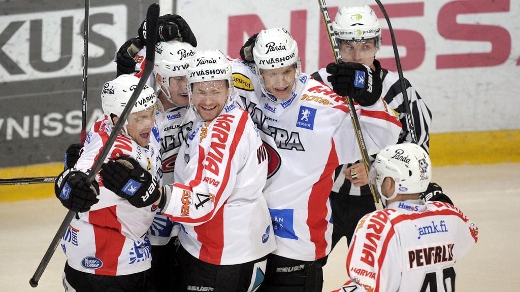 JYP on voiton päässä välieristä.