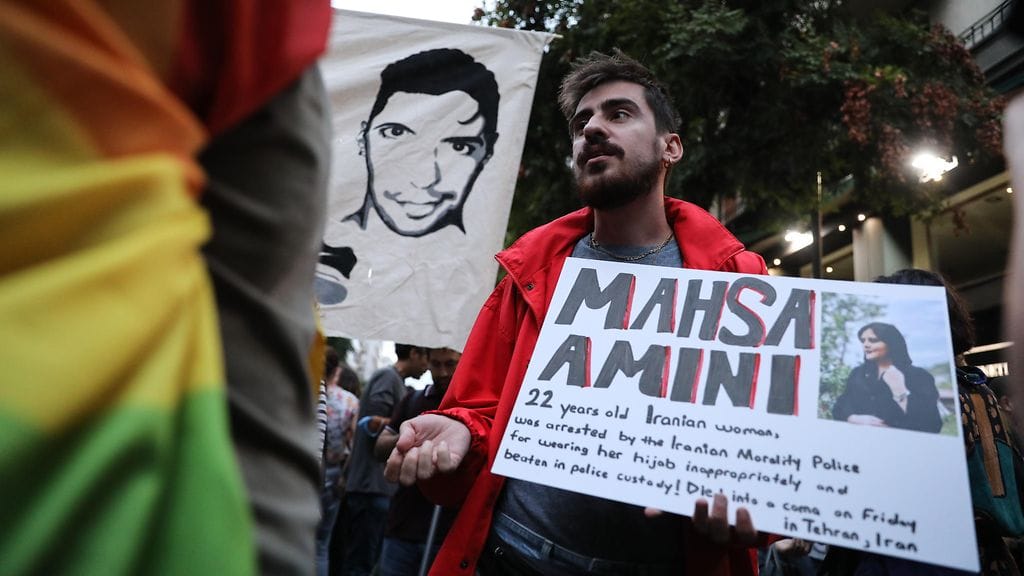 Iranin hallinnon vastainen mielenosoittaja Ateenassa.