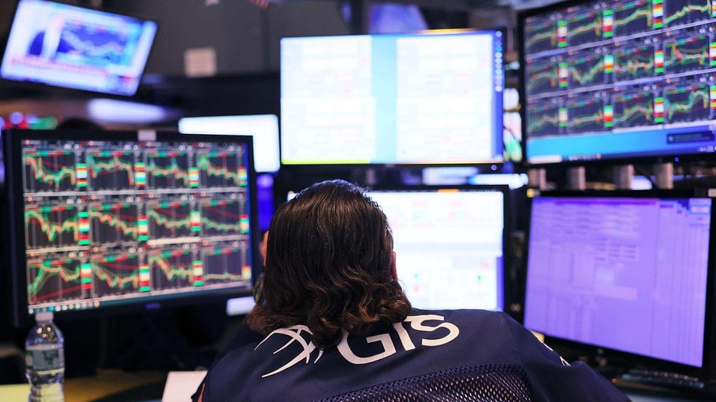 Työntekijä seurasi pörssikurssien laskua keskiviikkona, kun Yhdysvaltain keskuspankki kertoi koronnostosta.