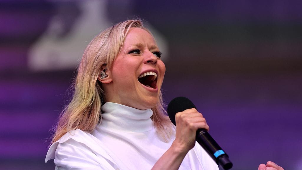 Paula Vesala postasi Instagram-tililleen otoksen, jossa hän poseeraa kaljuna.